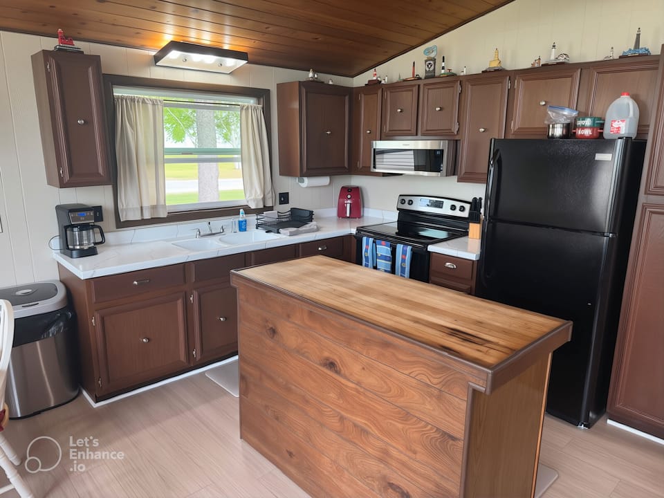Fully stocked kitchen. Premium coffee, bottled water & light snacks provided.