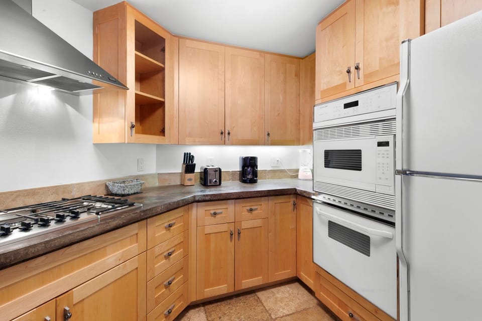 Kitchen - Fresh and open - perfect size for a family or 2 couples
