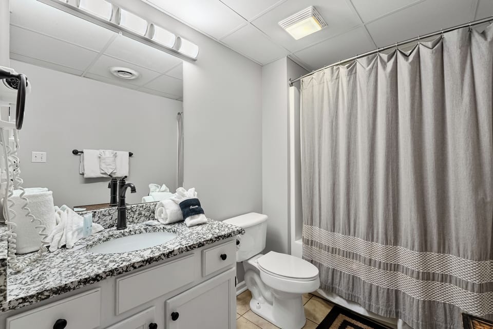Full Bathroom, Towels Provided