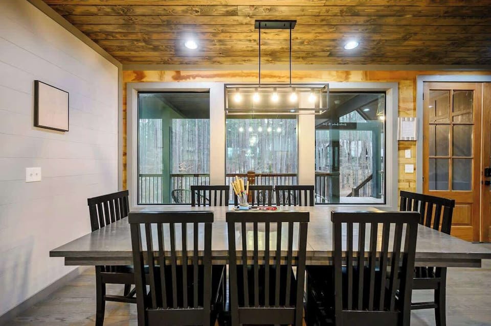 ️Gather Around! The harvest table, conveniently located between the kitchen and living room, offers seating for 8.
