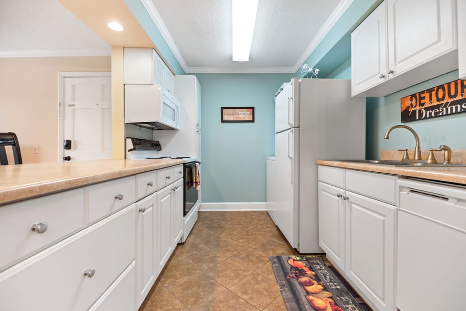 Refrigerator, oven, and microwave to prepare all of your Island meals
