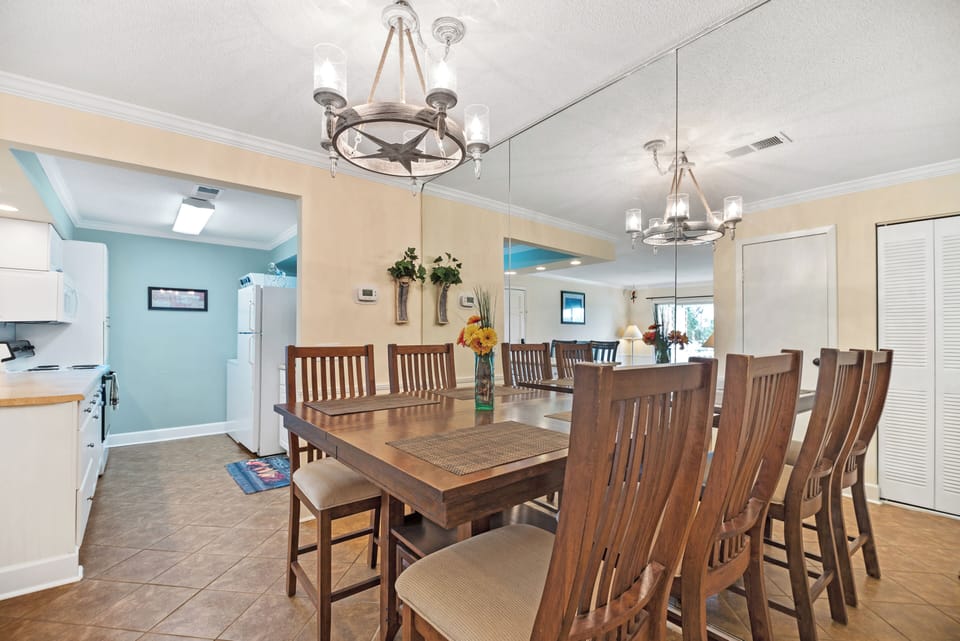 Enjoy a meal at Island Retreat