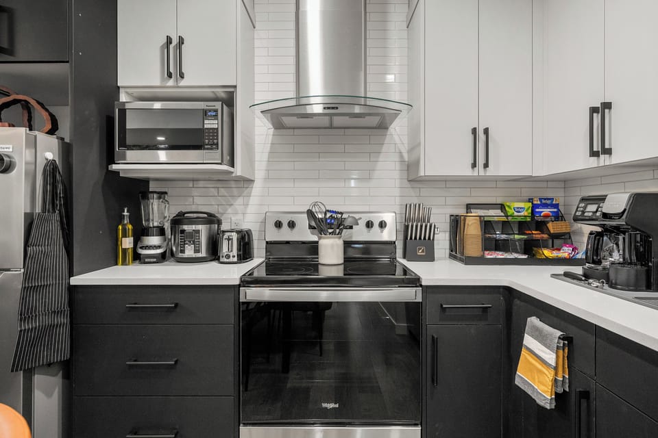 If you love to cook on your trips, this fully equipped kitchen makes it possible. From quick breakfasts to luxurious diners, you have the cookware, drinkware and utensils to make yourself at home. Toaster, rice cooker, blender and more.