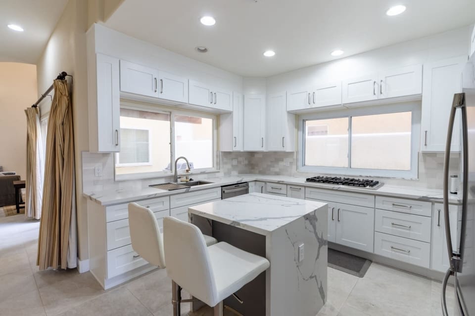 Fully stocked kitchen (toaster, blender, pots & pans, utensils, etc)