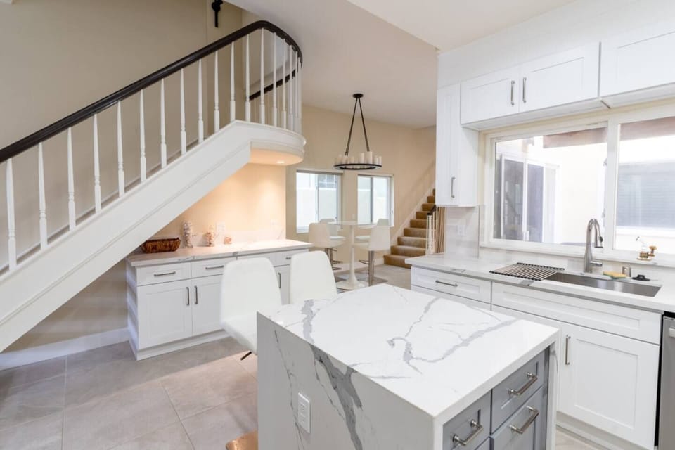 Kitchen with center island