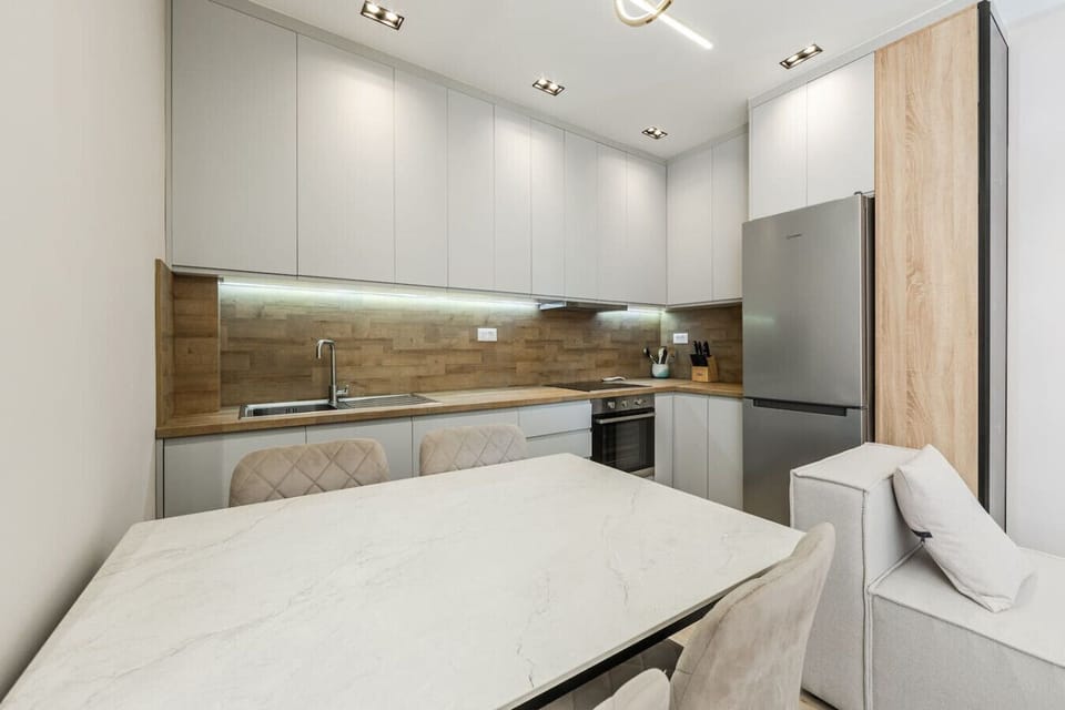 Dining area and fully-equipped kitchen