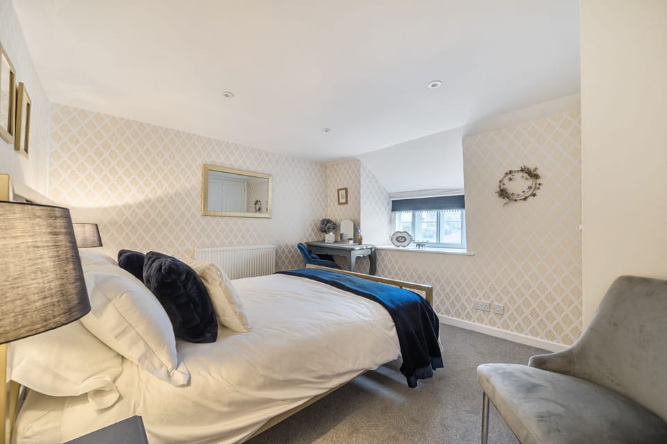 St Peter's Cottage, Cattistock: Bedroom one with king-size bed