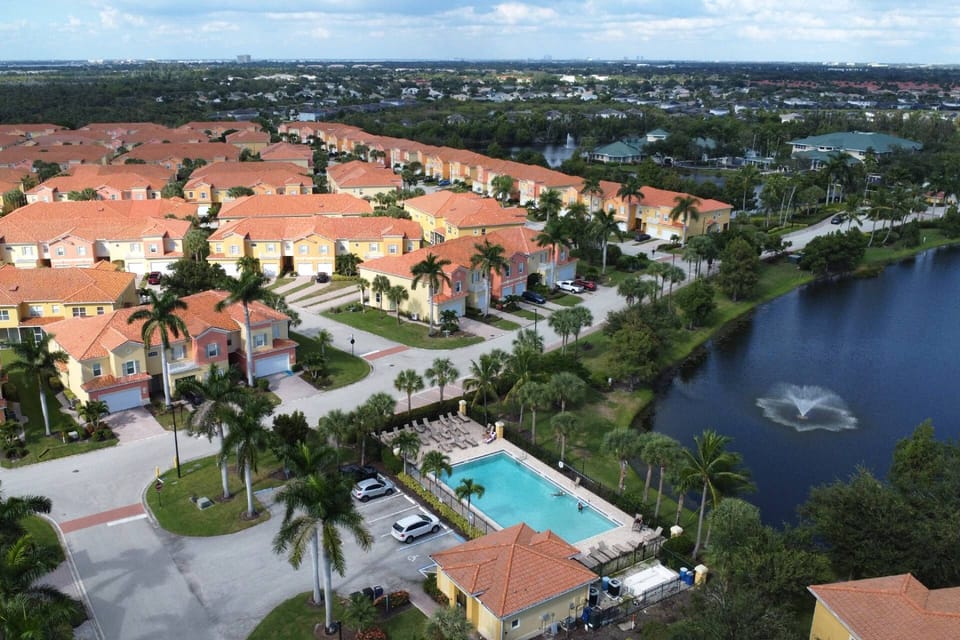 The mediterranean-style gated community is ideally located adjacent to Healthpark Medical Center; close to beaches, shopping, dining and recreation.