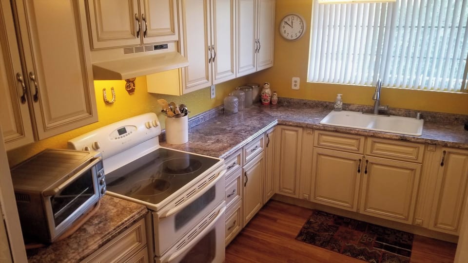 Kitchen with Toaster Oven / Electric Range / Microwave...