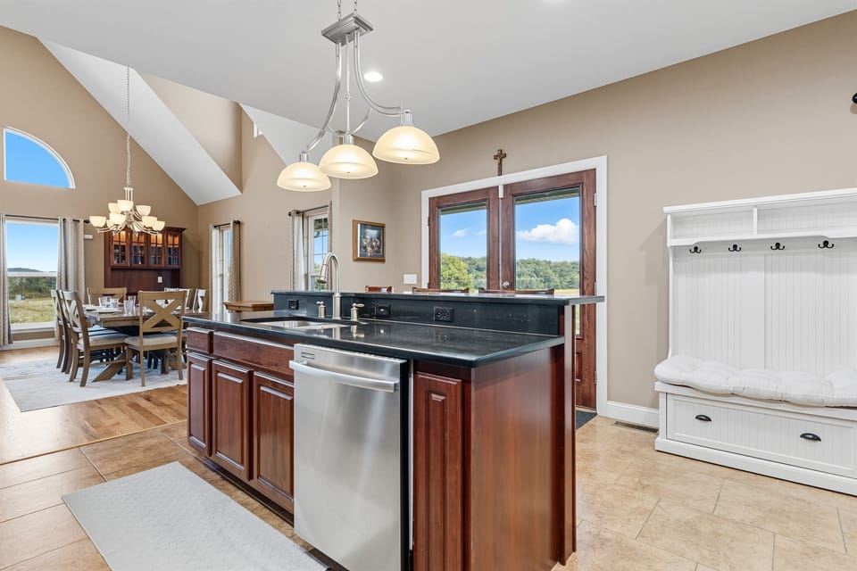 Chef’s kitchen ready for big breakfasts or Thanksgiving feasts. Fully stocked and guest-ready.