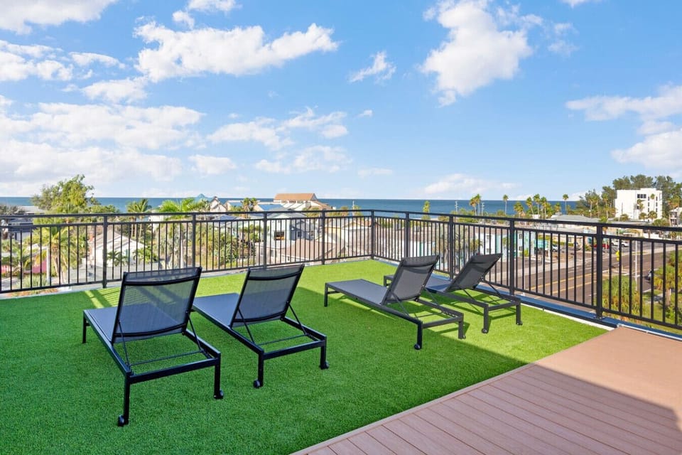 Roof Top View Lounge chair