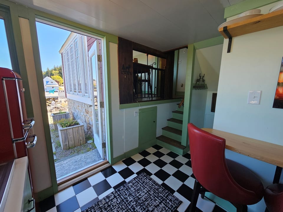 Kitchen and Entrance 