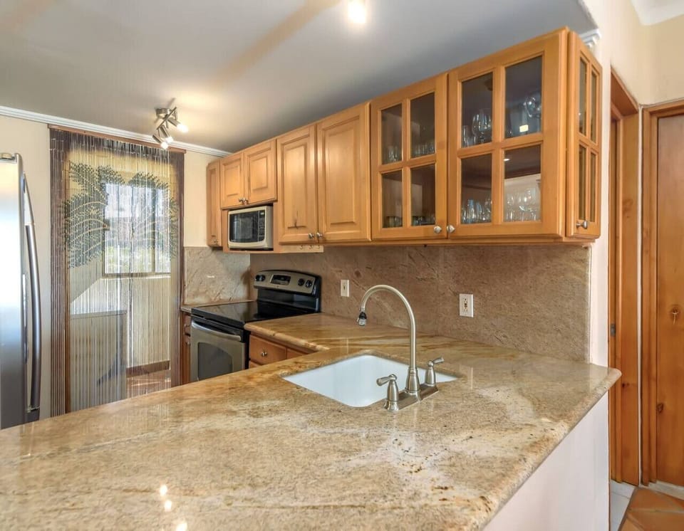 Open kitchen with breakfast bar, perfect for cooking and entertaining.