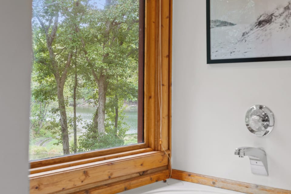 Sweeping lake views straight from the bathtub.