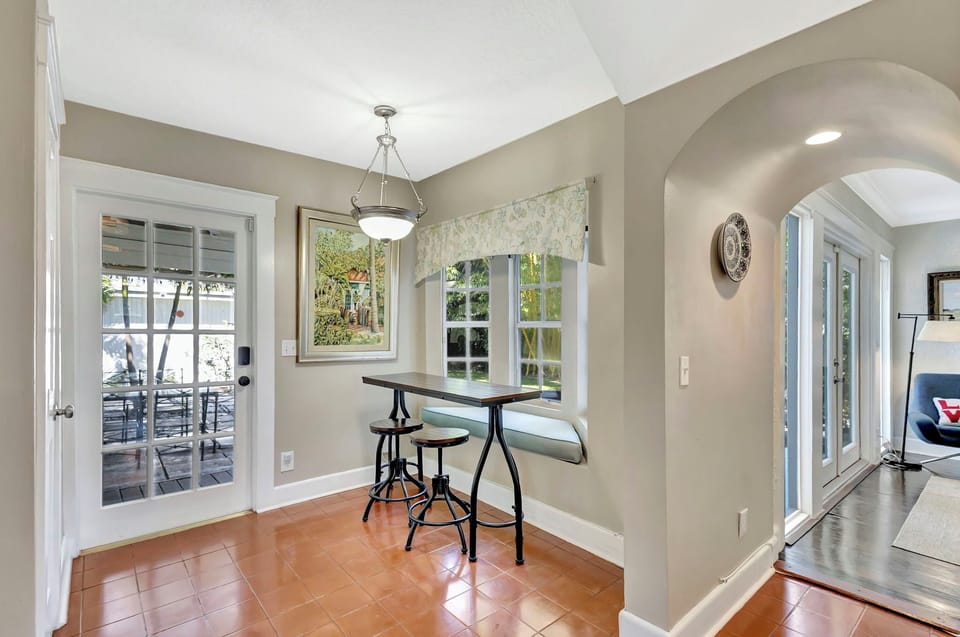 eat-in kitchen