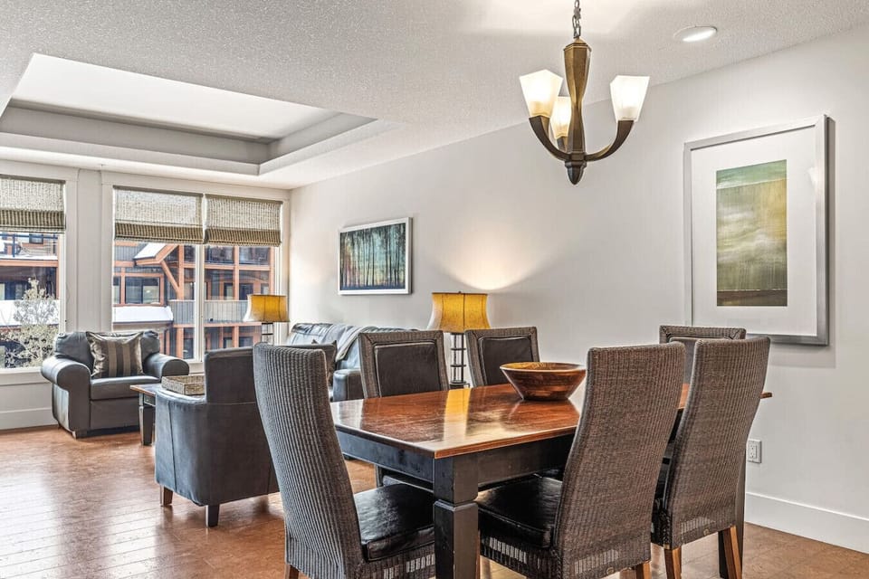 Dining room seating for 6.