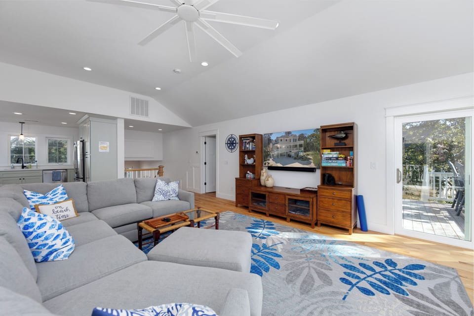 M850: Once Upon a Tide | TL Living Area - Deck Access
