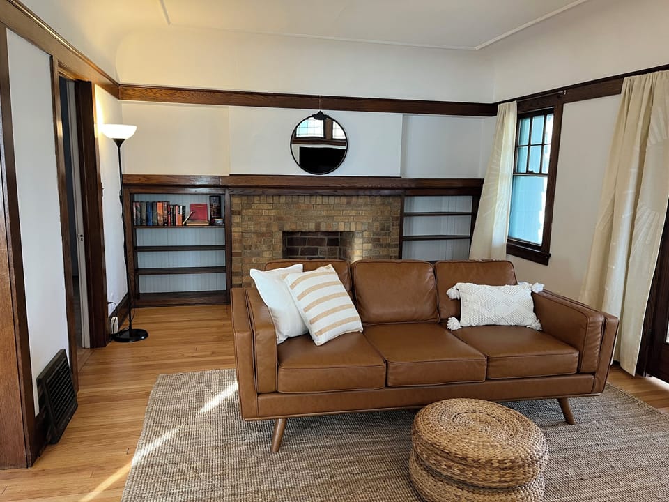 Living room (non-working fireplace).