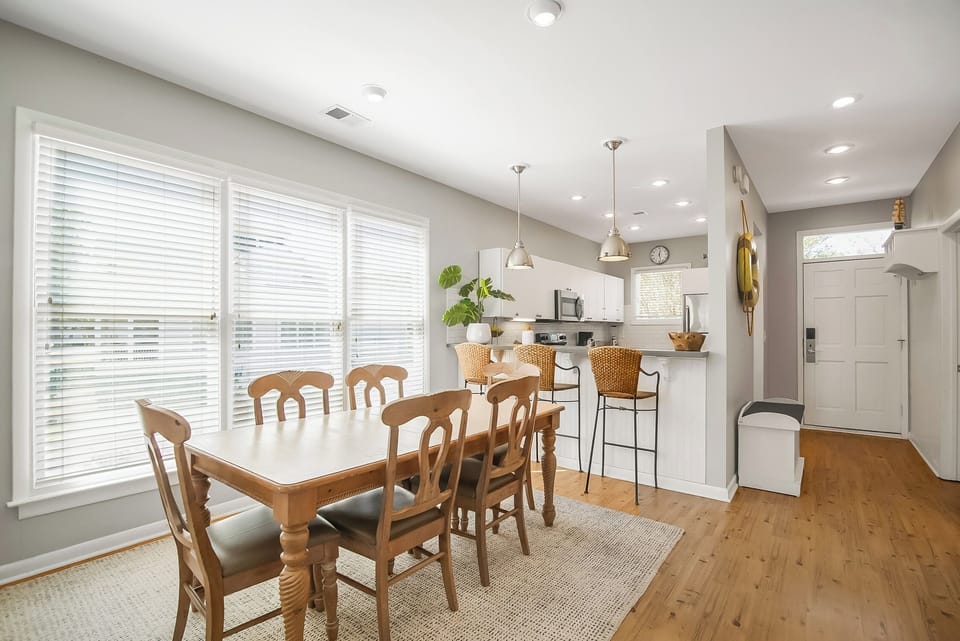 Dining Area - Kitchen