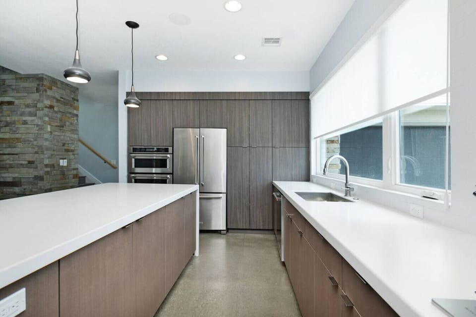 Modern Kitchen - Fully Stocked