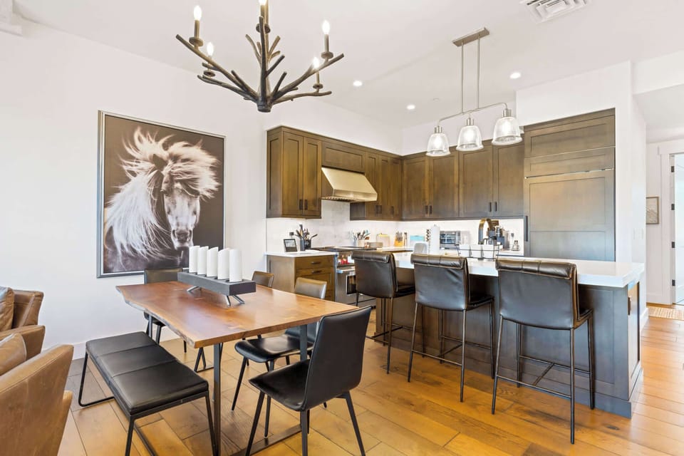 Dining area: Seating for 6, open-concept layout