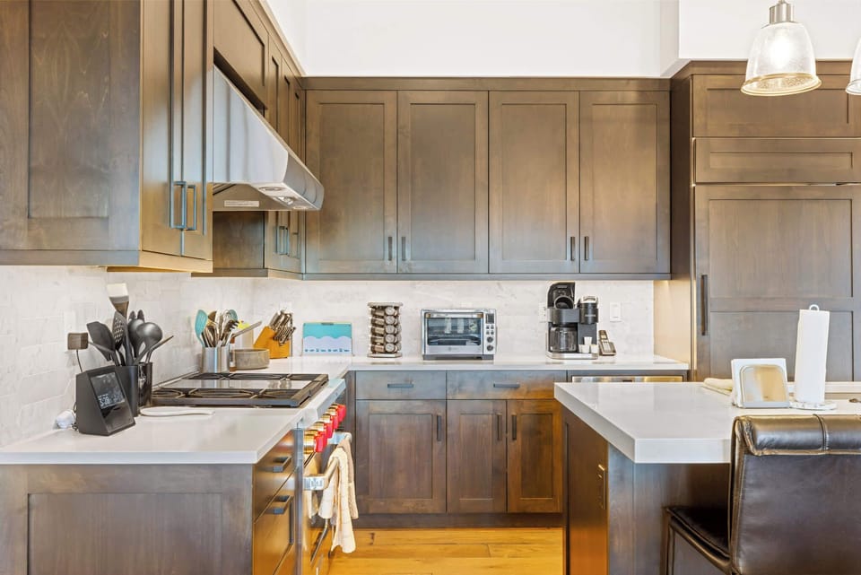 Kitchen: Drip coffee maker, Keurig, Crockpot, blender, toaster, food processor, cooking utensils, tableware