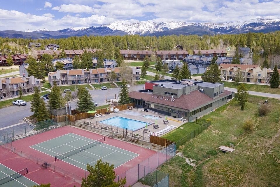 Club Meadow Ridge — featuring tennis, pickleball, and basketball courts.