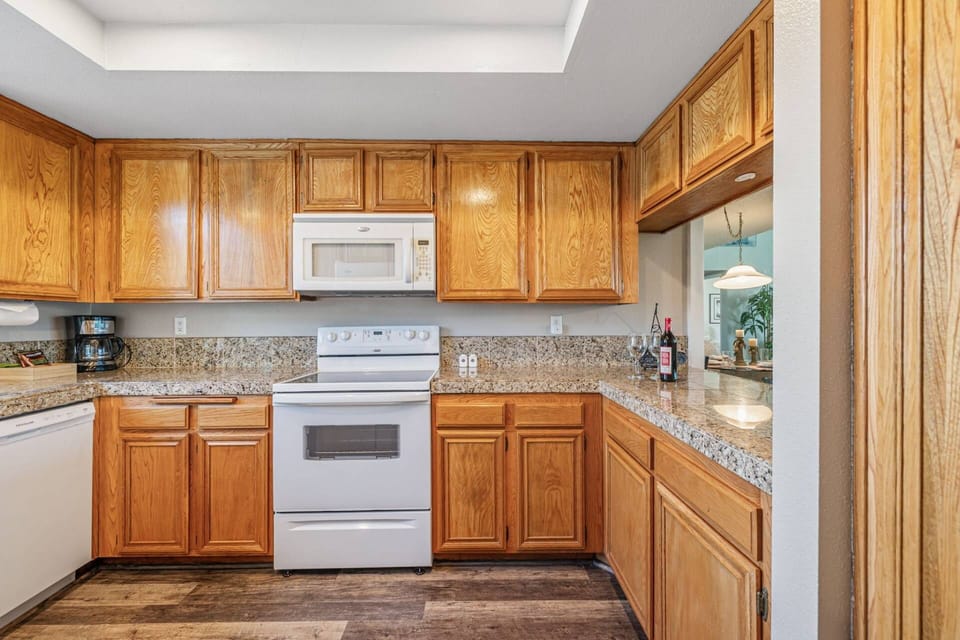 Clean Bright Open Kitchen-Great For Cooking!