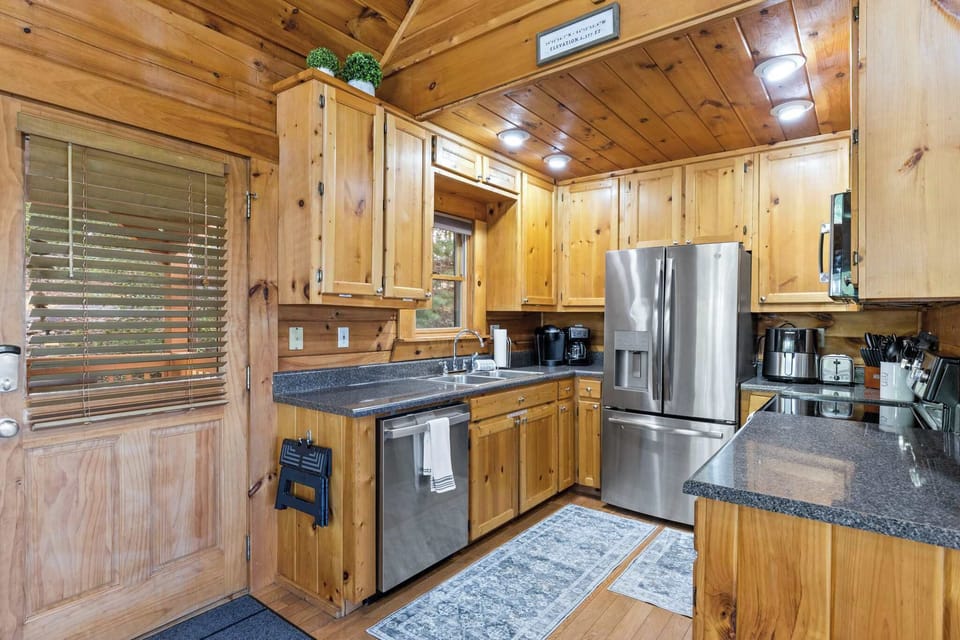 Because even vacations deserve home-cooked comfort. From big family dinners to quick snack runs, this kitchen is the heartbeat of your getaway.