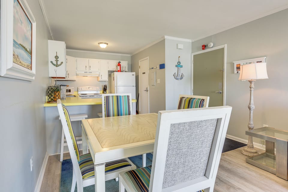Kitchen & Dining Area | Central A/C & Heat | Free WiFi