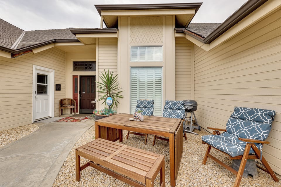 Fresno Vacation Rental | 2BR | 1BA | 800 Sq Ft | 1 Minor Step to Enter