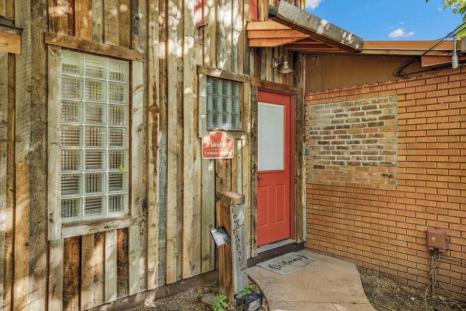 Come on in! This studio unit is just steps away to Downtown Moab
