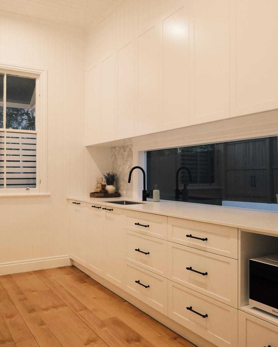 Baroona, spacious kitchen area