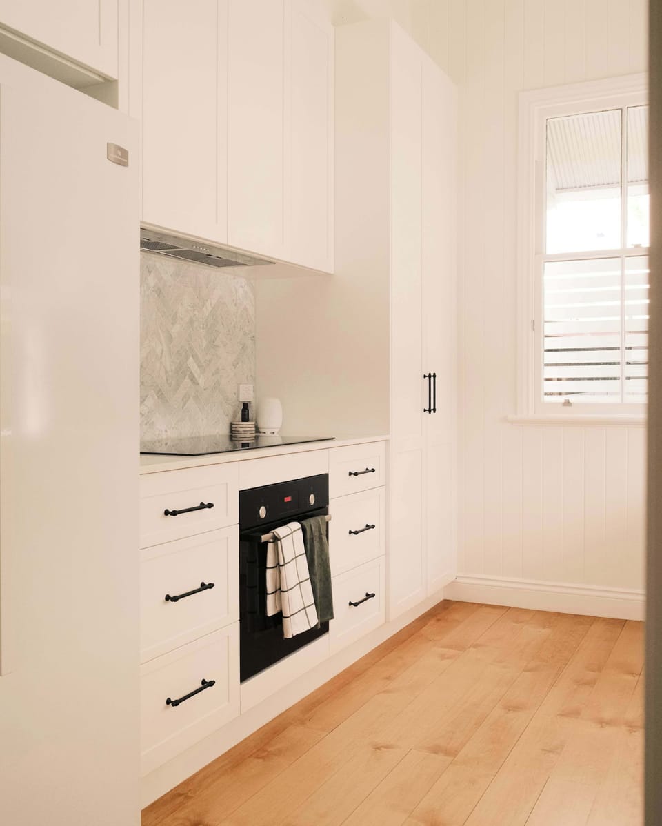 Baroona, spacious kitchen area