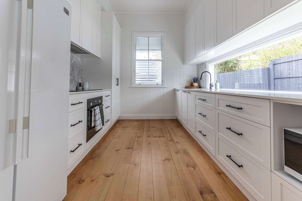 Baroona, spacious kitchen area