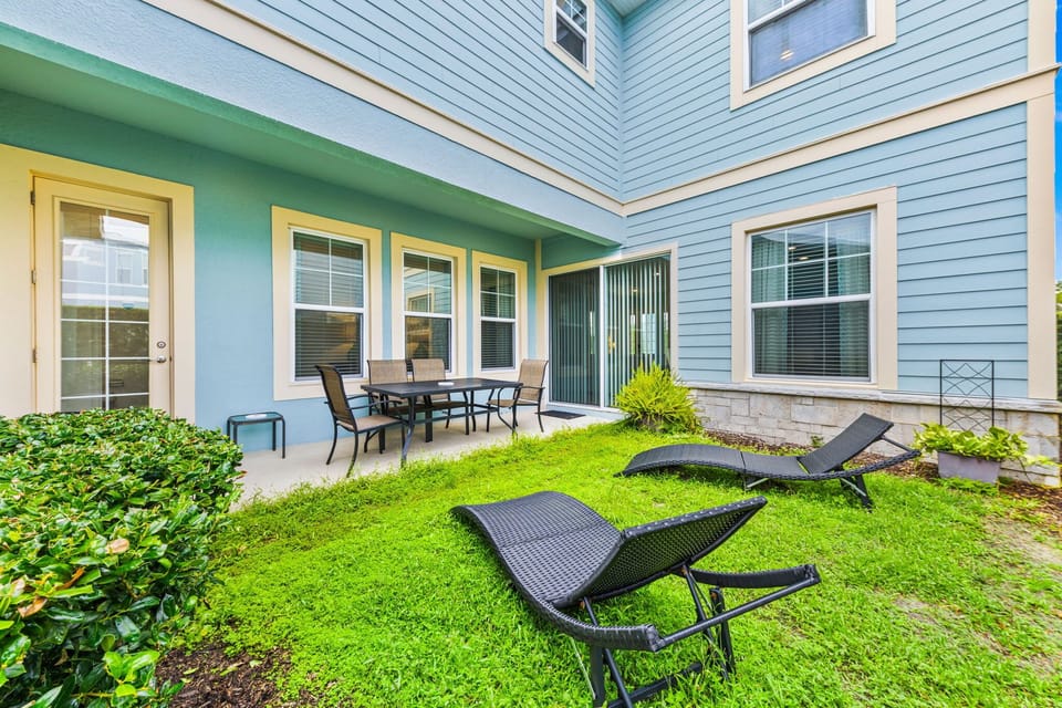 Charming Private Courtyard with Outdoor Seating
