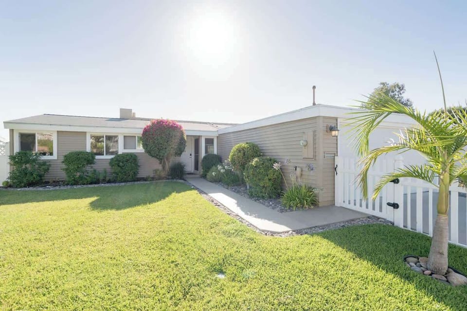 Enjoy the grass in the fenced in front yard!