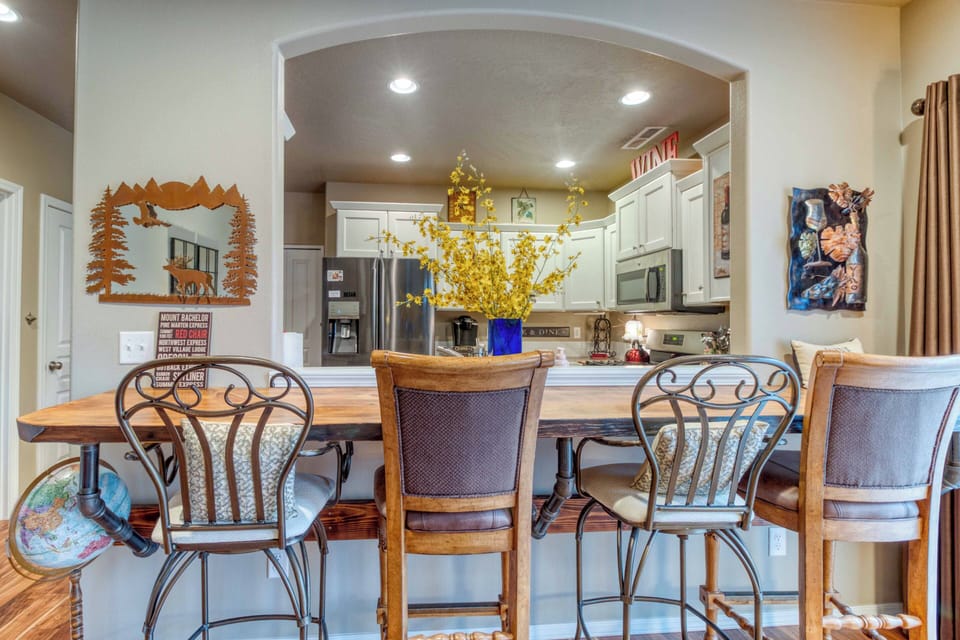 Breakfast bar seating off kitchen - Breakfast bar seating off kitchen