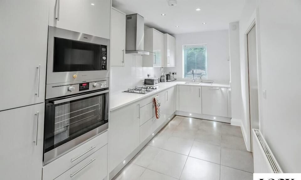 Kitchen, Electric oven, gas hob, Microwave &fridge freezer 