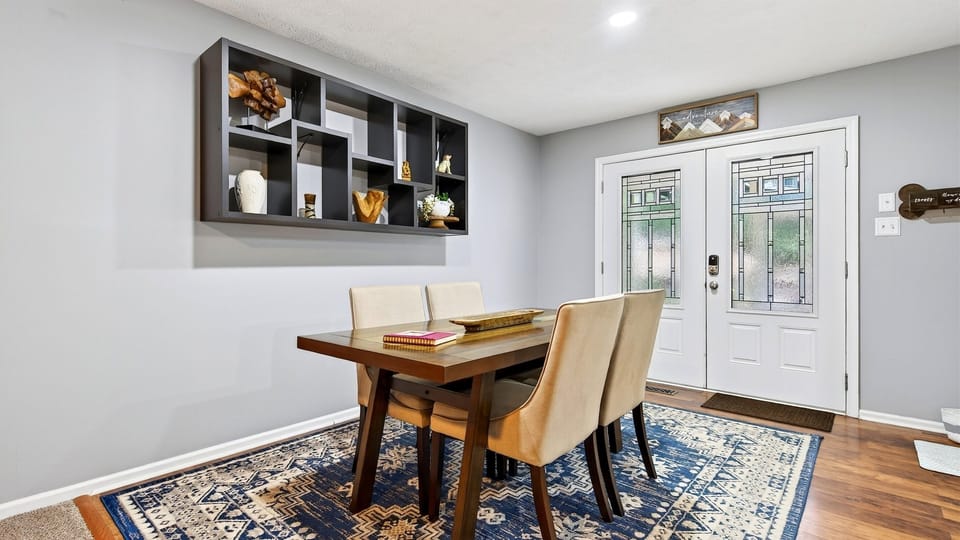 Dining table with seating for 4.