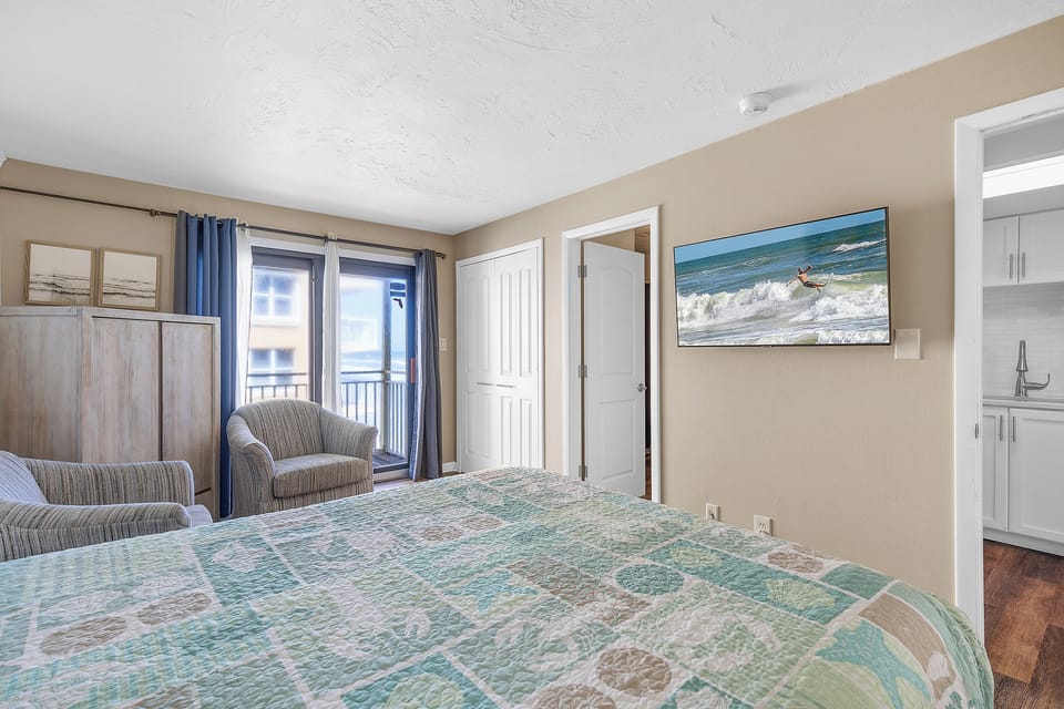 Queen Bedroom Ensuite with Balcony Access