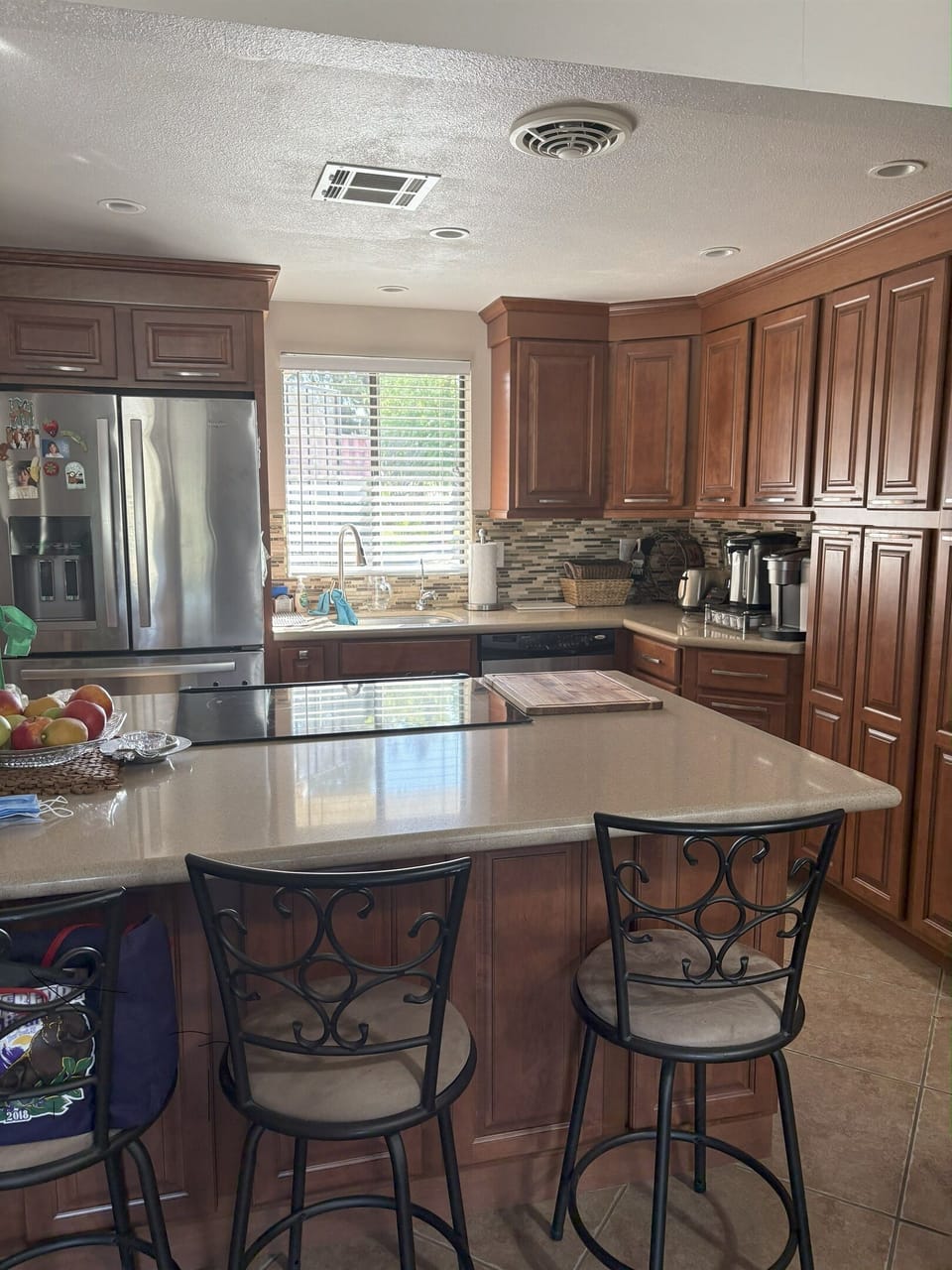 Full kitchen with all you require to cook, bake or just have dinner at the full isalnd seating area.