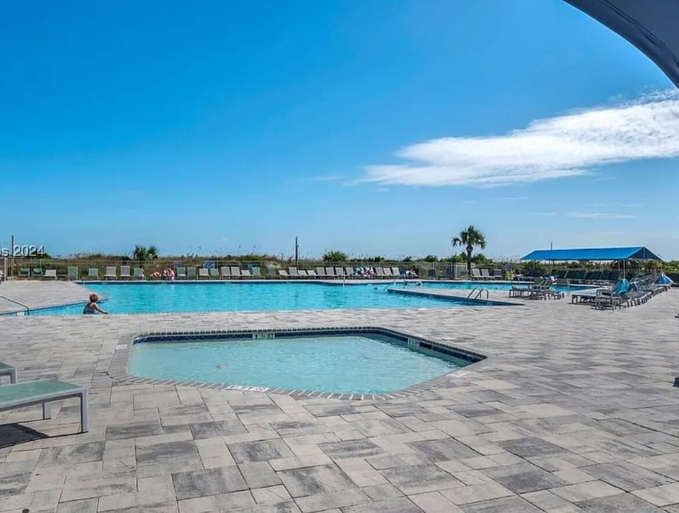 Huge pool and hot tube
