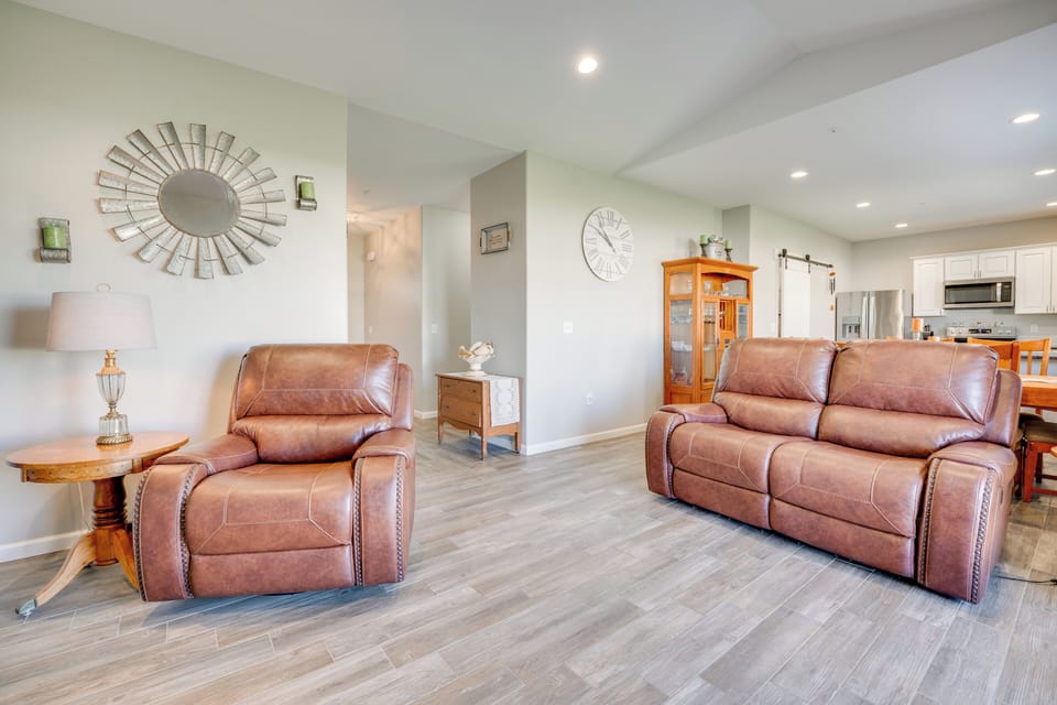 Living Room | Free WiFi | Central A/C & Heat | Smart TV