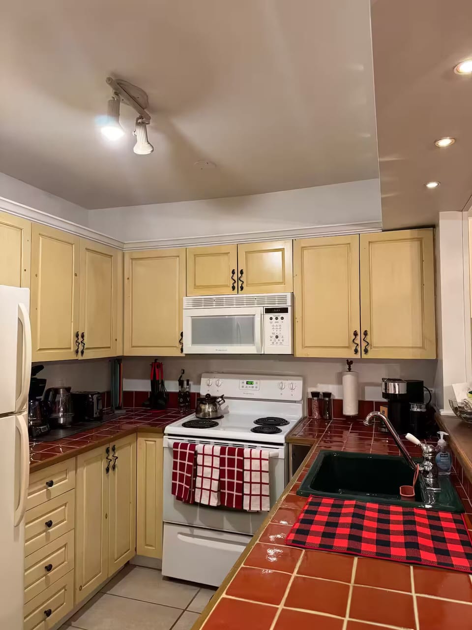 Full kitchen