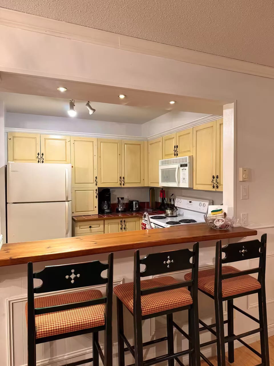 Full kitchen