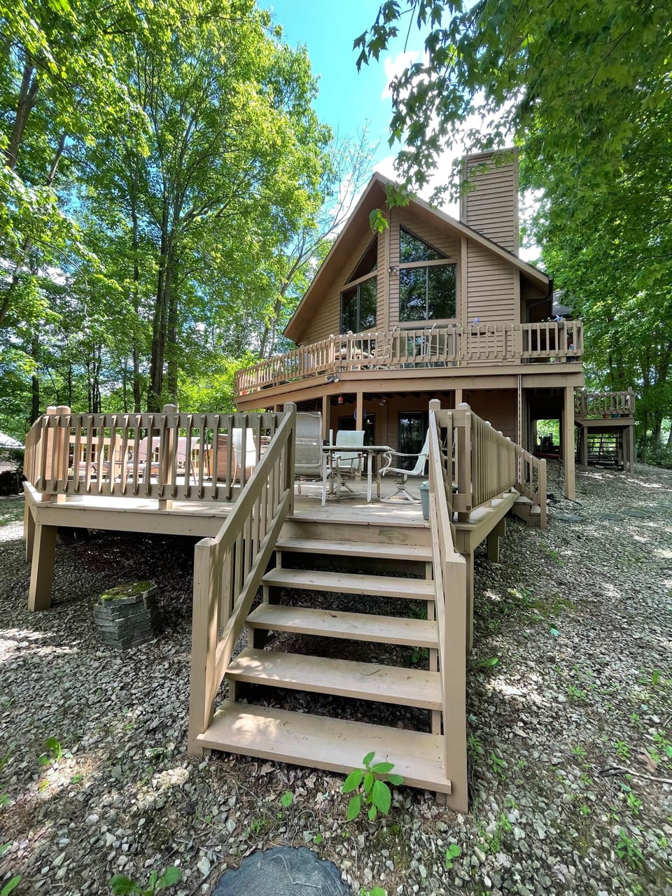 Chalet-style home with 2 decks facing Lake 