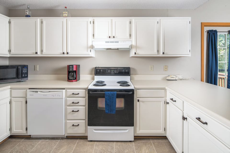 Cozy and practical cooking area.