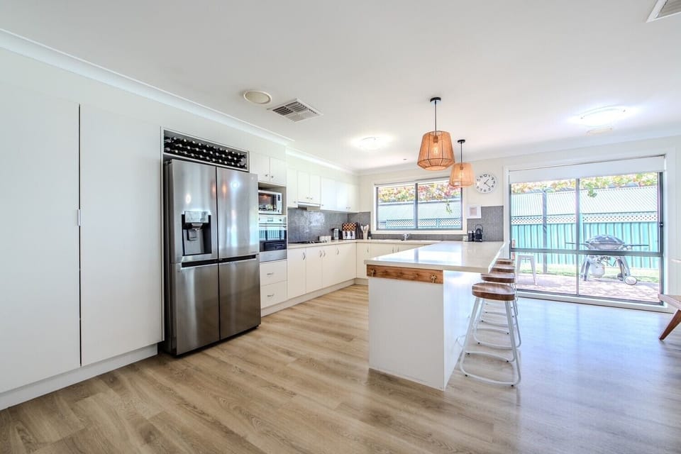 Kitchen & Breakfast Bar