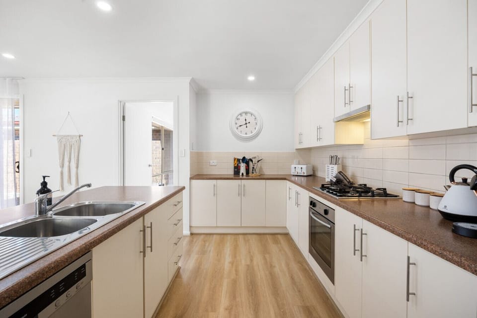 Bright, breezy, and ready to serve – this kitchen is made for holiday feasts and morning coffees alike.